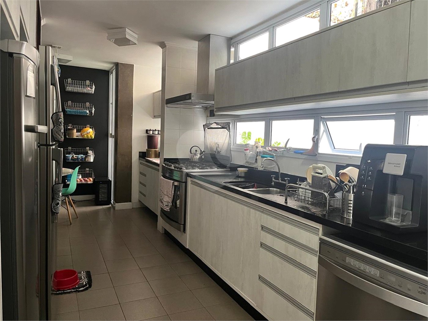 Casa à venda com 4 quartos, sendo 3 suítes, no condomínio Vitoria Regia, São Paulo - SP