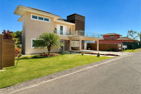 Casa à venda com 3 suítes no condomínio Golf Village, Carapicuíba - SP
