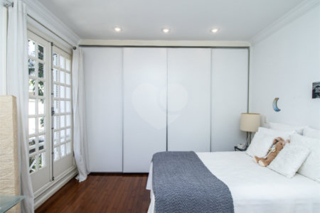 Casa à venda com 5 quartos, sendo 4 suítes, no condomínio Bounganville, São Paulo - SP
