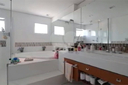 Casa à venda com 5 suítes no condomínio Parque Arco Iris, Atibaia - SP