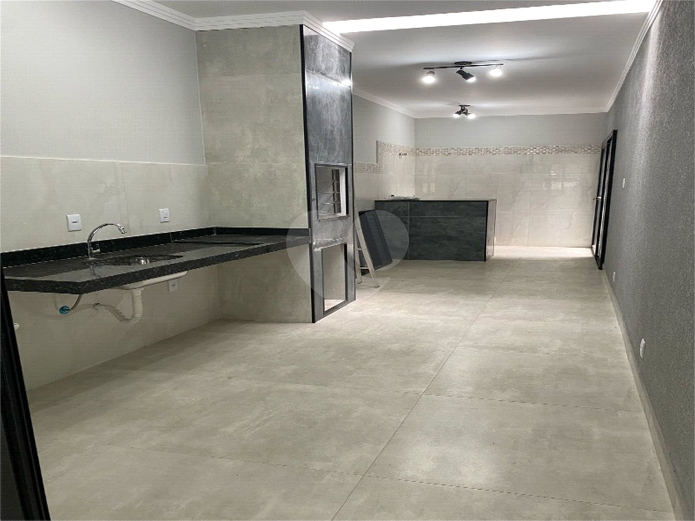 Casa à venda com 2 quartos, sendo 1 suíte, no condomínio Residencial Jardim, Sorocaba - SP