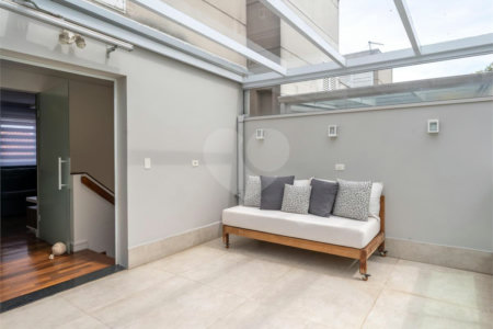 Casa à venda com 4 quartos, sendo 2 suítes, no condomínio Melbourne Residence, São Paulo - SP
