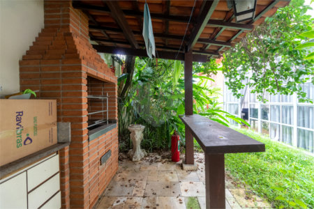 Casa à venda com 4 quartos, sendo 2 suítes,  no condomínio Vila das Flores, São Paulo - SP