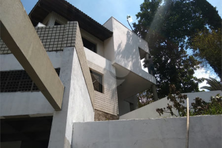 Sobrado à venda com 4 quartos, sendo 3 suítes,  em Morumbi, São Paulo, SP