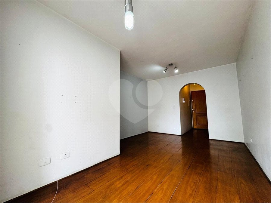Vende-se Apartamento de 2 Quartos com Sacada na Vila Mascote