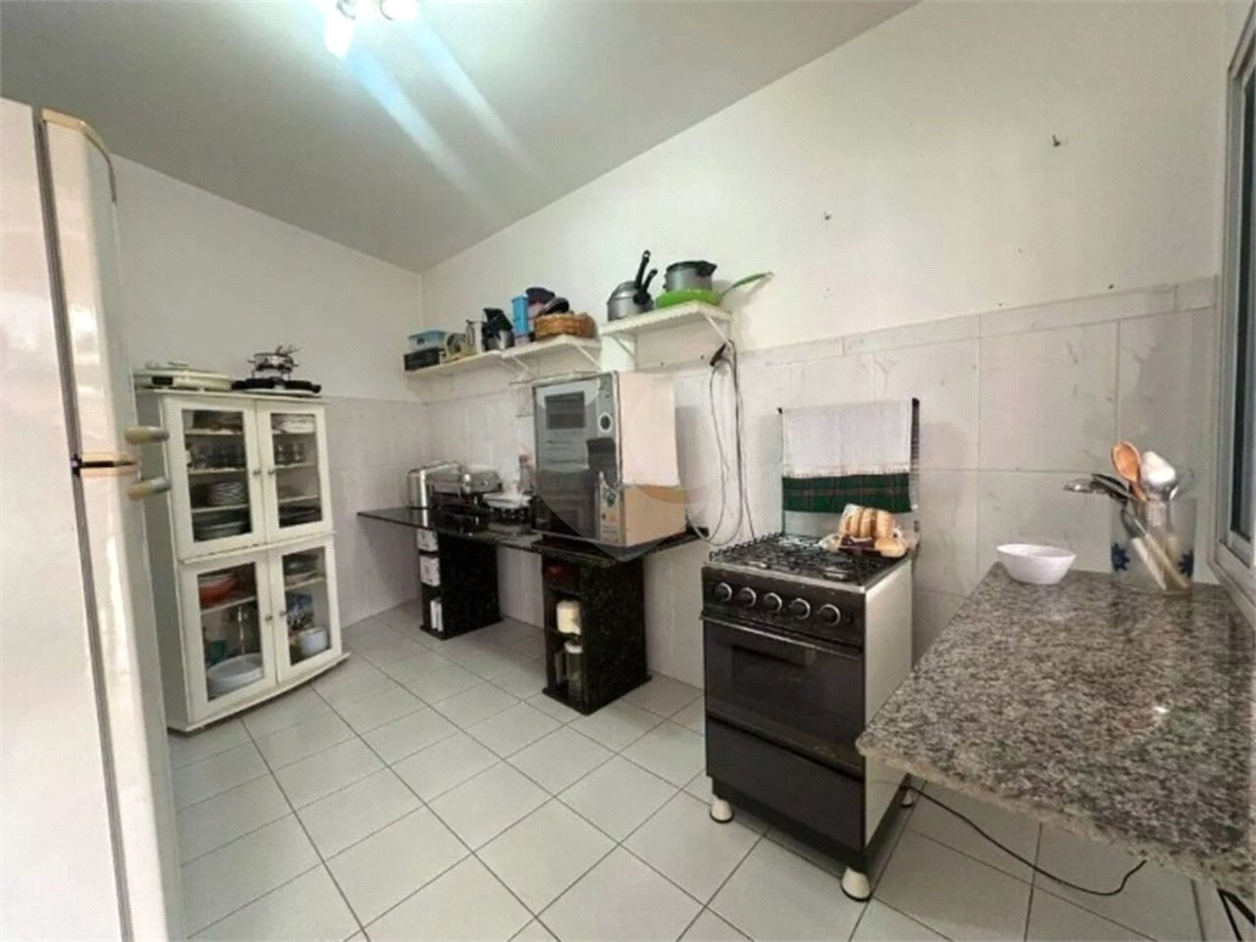 Casa à venda com 3 quartos, sendo 1 suíte, no condomínio Residencial Delle Stelle, Louveira - SP