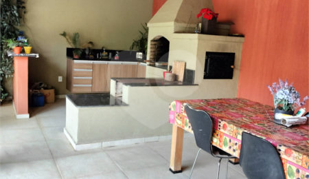 Sobrado à venda com 4 quartos, sendo 2 suítes, em Vila Petrópolis, Atibaia, SP