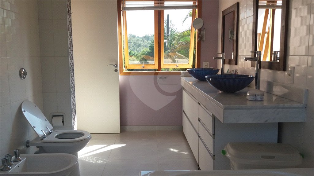 Casa à venda com 4 quartos, sendo 2 suítes, no condomínio Fazendinha Chácara Vale do Rio Cotia, Carapicuíba - SP