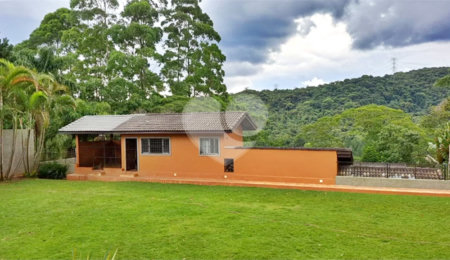 Casa à venda com 8 quartos, sendo 4 suítes,  em Roseira, Mairiporã, SP