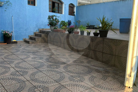 Sobrado à Venda na Cidade Líder com Quintal, Jardim e Excelente Localização