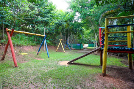 Casa à venda com 4 quartos, sendo 2 suítes,  no condomínio Granja Vianna II, Cotia - SP