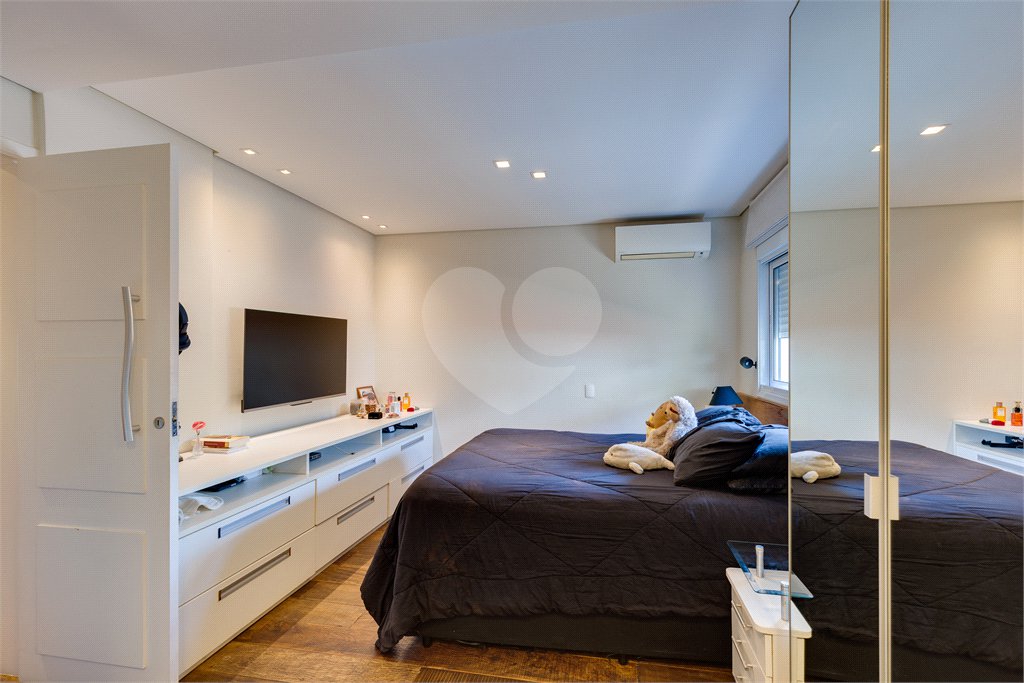 Casa à venda com 4 quartos, sendo 3 suítes, no condomínio Vila Hípica, São Paulo - SP