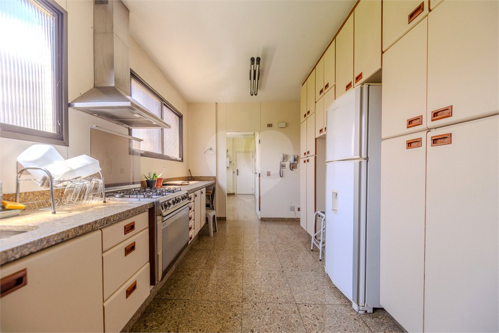 Apartamento à venda com 3 suítes em Moema, São Paulo, SP