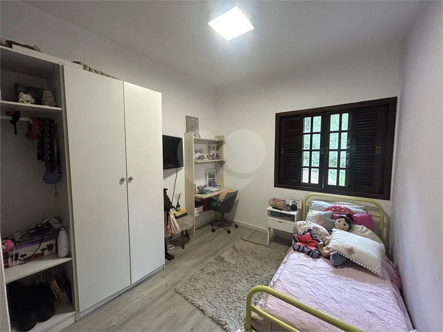 Casa em condomínio com 3 dormitórios, 01 suíte, garagem para 06 carros, área gourmet, piscina.