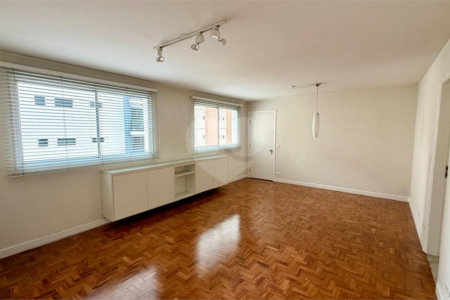 Apartamento à venda com 3 quartos, sendo 1 suíte,  em Moema, São Paulo, SP