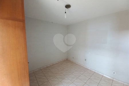Casa Térrea com 3 dormitórios, sendo 1 suíte.