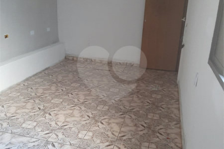Casa térrea com 2 dormitórios.