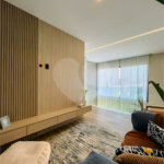 Indaiatuba - Condominio Villa Sapezal - 318 m² de Terreno - 230 m² de Área Construída - 3 suítes, sendo 1 Master com closet planejado - Sala de TV - Sala de estar integrada à Sala de jantar - Cozinha com móveis planejados - Despensa - Escritório planejado - Lavabo - Piscina com preparação para aquec
