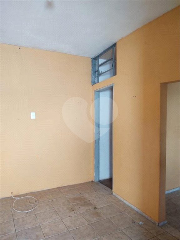 Casa térrea com 2 dormitórios, sendo 1 suíte.