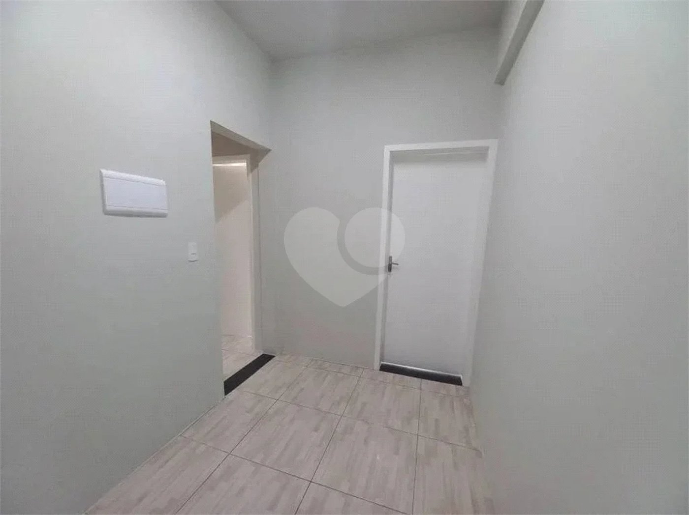 Ótima sala para escritório com 37 m², possui 2 ambientes.