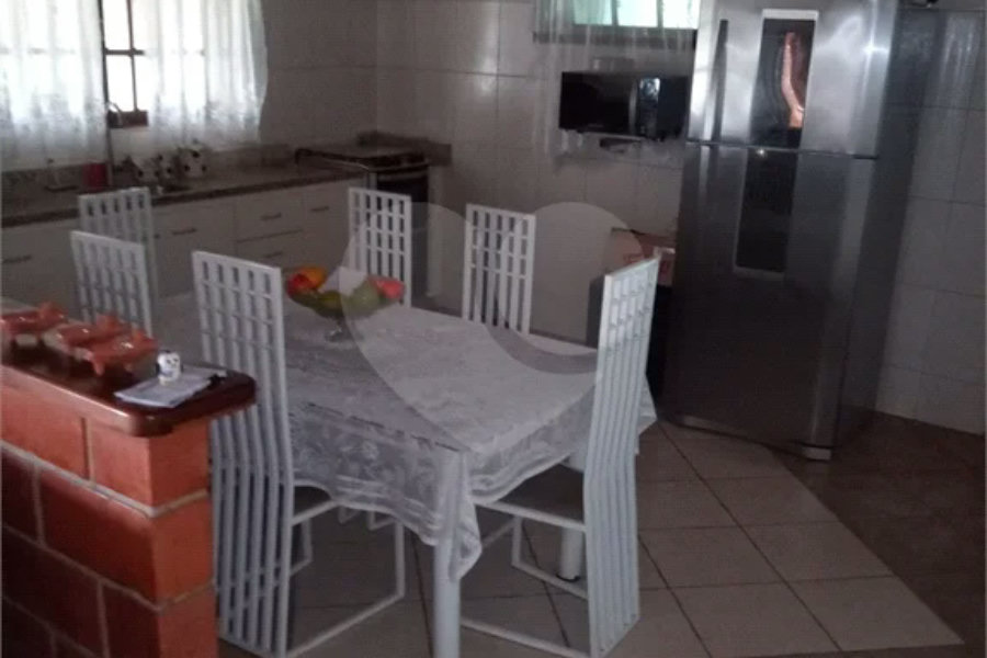 Chácara à venda. Ampla área de lazer. Aceita permuta com apartamento na praia