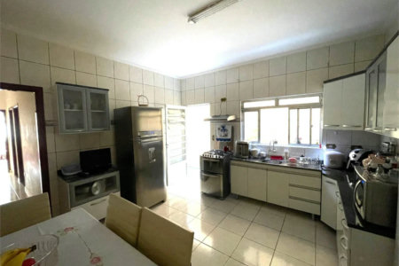 Sobrado à venda com 182m² 3 quartos, 2 vagas e churrasqueira em excelente localização
