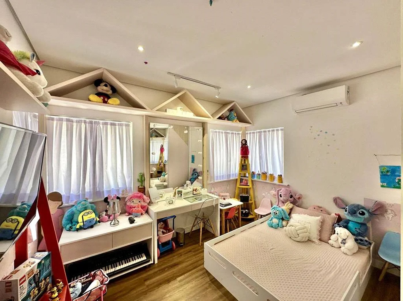 Magnífica Casa Contemporânea na Fazendinha - 4dorms | 3 Suites | Gourmet, piscina, lareira, hóspedes, escritório! Muito Verde e Tranquilidade em um dos melhores condominios da Região .