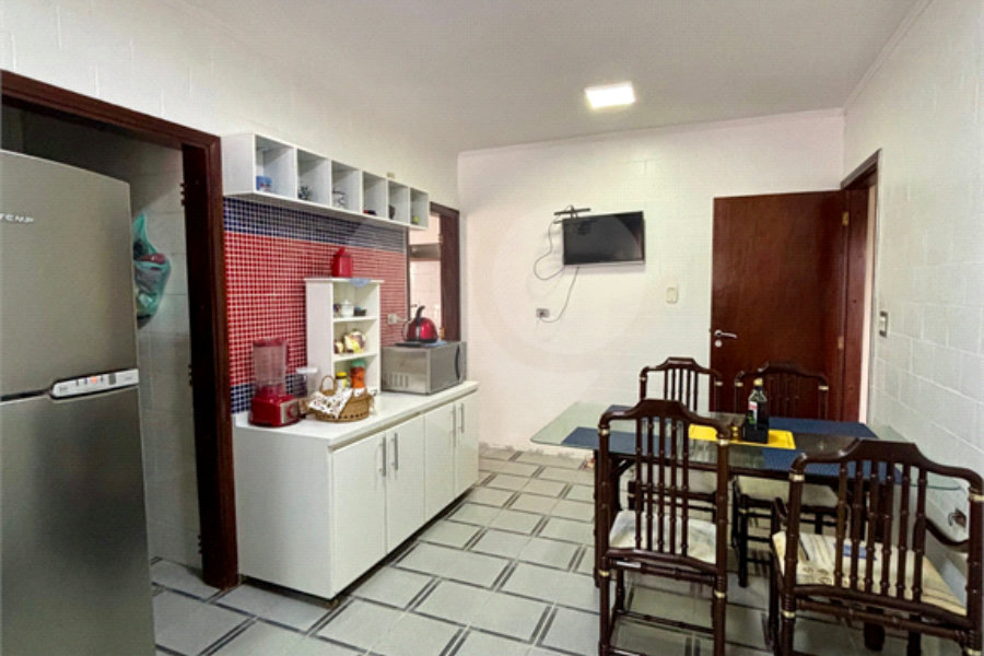 Sobrado à venda no Tucuruvi com 4 suítes, 2 master, salão de festas, área gourmet e 7 vagas.