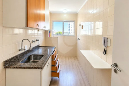 Apartamento de 44 m² com 2 dormitórios, varanda integrada e 1 vaga na Vila Guarani
