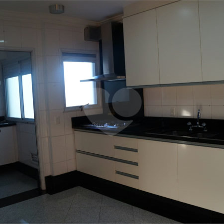 Apartamento de 142m² no Ipiranga com 3 dormitórios, 3 suítes e 3 vagas de garagem.