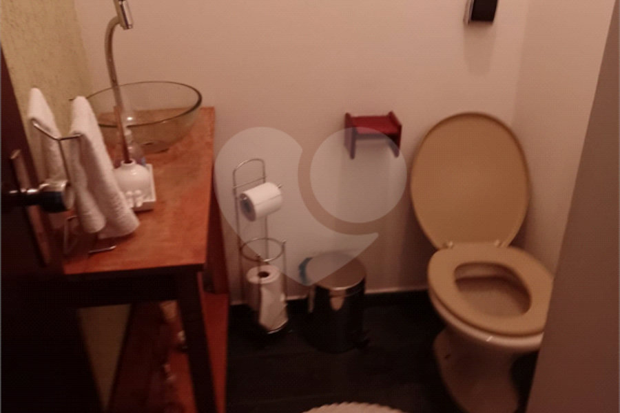 Oportunidade! Super sobrado em rua tranquila e ótima localização