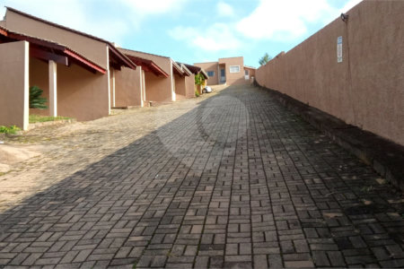 Linda casa em condomínio fechado com 2 Dormitórios.