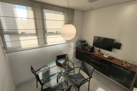 Este amplo apartamento de 290 m², completamente reformado, reúne sofisticação,