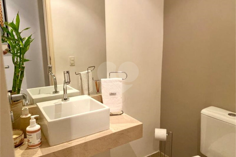 Apartamento de 03 dormitórios sendo 1 suíte e 02 vagas de garagem.