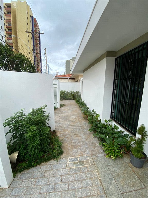 Casa Térrea com 3 suítes, sendo 1 suíte master.