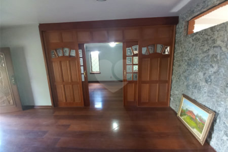 Sobrado com 4 dormitórios, sendo 1 suíte master.