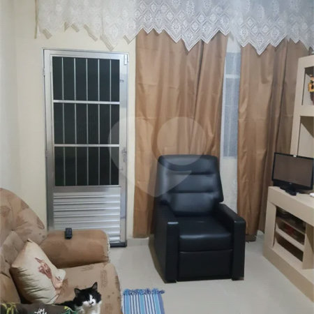 Casa com 250m², 4 dormitórios, 2 vagas.