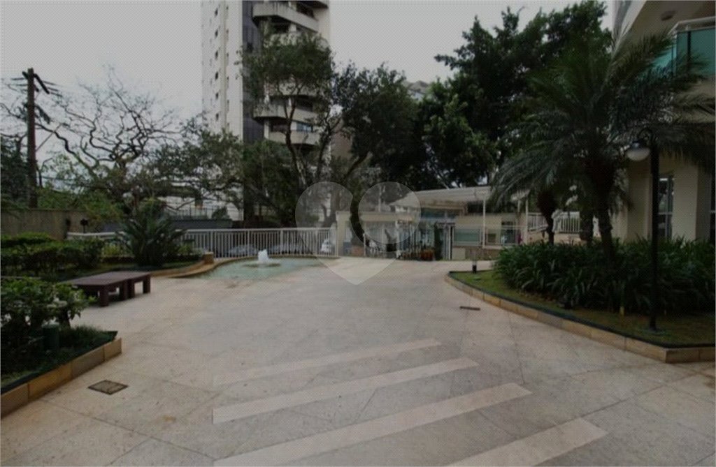 Apartamento com dois dormitórios sendo um climatizado, com duas vagas de garagem.