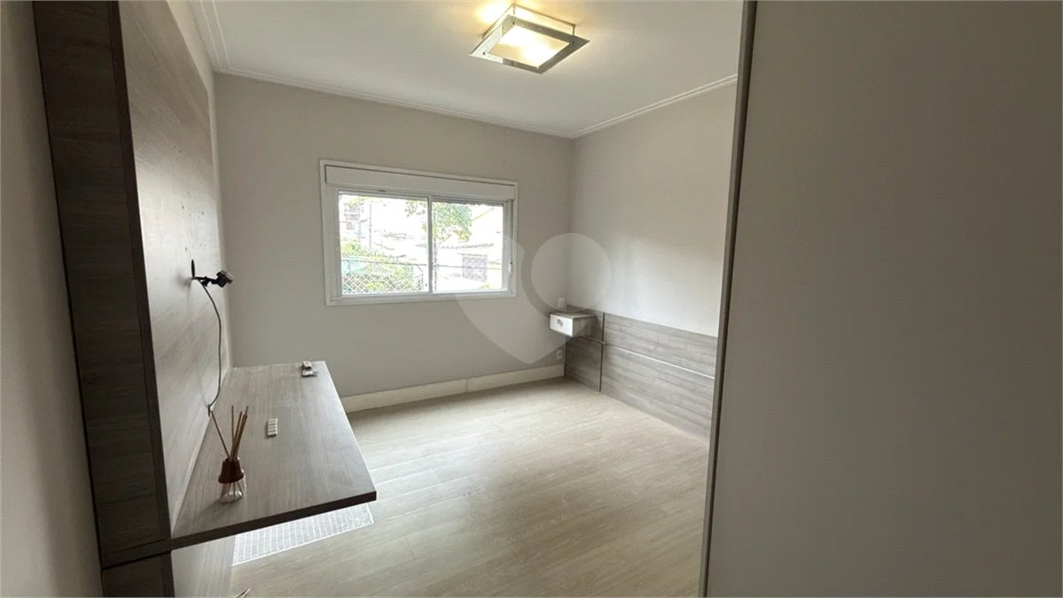 Apartamento de 155 m² com 4 dormitórios, varanda e 2 vagas de garagem. Condomínio com piscinas adulto, infantil e aquecida, lazer e portaria 24 horas.