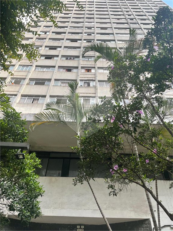 Apartamento á venda na Bela Vista com 57m² reformado e com armário embutido.