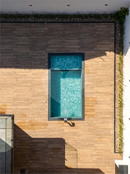 Indaiatuba - Condomínio Milano - Sobrado - 350 m² de terreno - 240 m² de área construída - 4 vagas de garagem, sendo 2 cobertas - Salas de estar e jantar integradas - 3 suítes com closet e varanda no pavimento superior - Escritório no térreo - Espaço gourmet com churrasqueira - Banheiro externo
