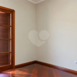 Casa à venda com 6 dormitórios, 3 suítes, piscina, área gourmet, hidromassagem, lareira, varanda e 6 vagas de garagem. Conforto e lazer para toda a família!
