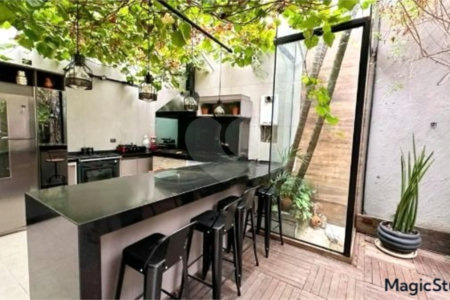 Casa com 400m², 4 dormitórios, sendo 3 suítes, 5 vagas de garagem, à venda na Vila Prudente.