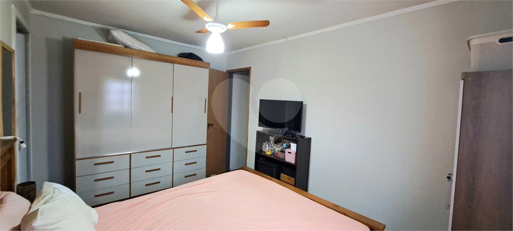 Casa no Jardim Medeiros ampla com 3 dormitórios bem distribuída