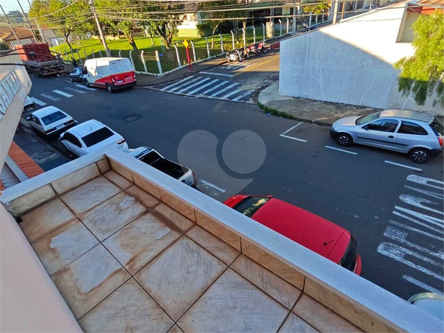 ?Oportunidade Única em São Carlos: Salão Comercial + Casa Independente nos Fundos – Ideal para Investidores!