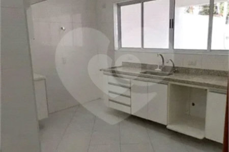 Casa á venda com 230m², 4 dorms, 2 suítes e 4 vagas na Vila Clementino. Estuda permuta.