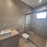 Casa NOVA com 03 suítes , piscina e condomínio com lazer completo!