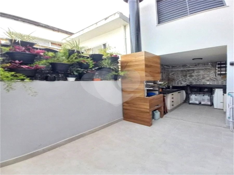 Casa de 85m2 com 3 dormitórios e 2 vagas de garagem localizado no Bosque da Saúde