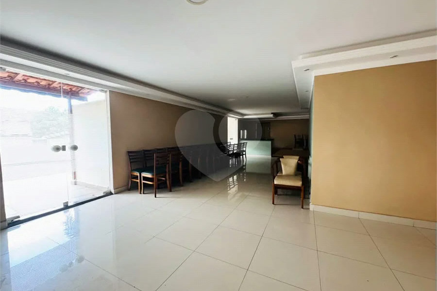 Vende-se Apartamento de 2 Quartos com Sacada na Vila Mascote