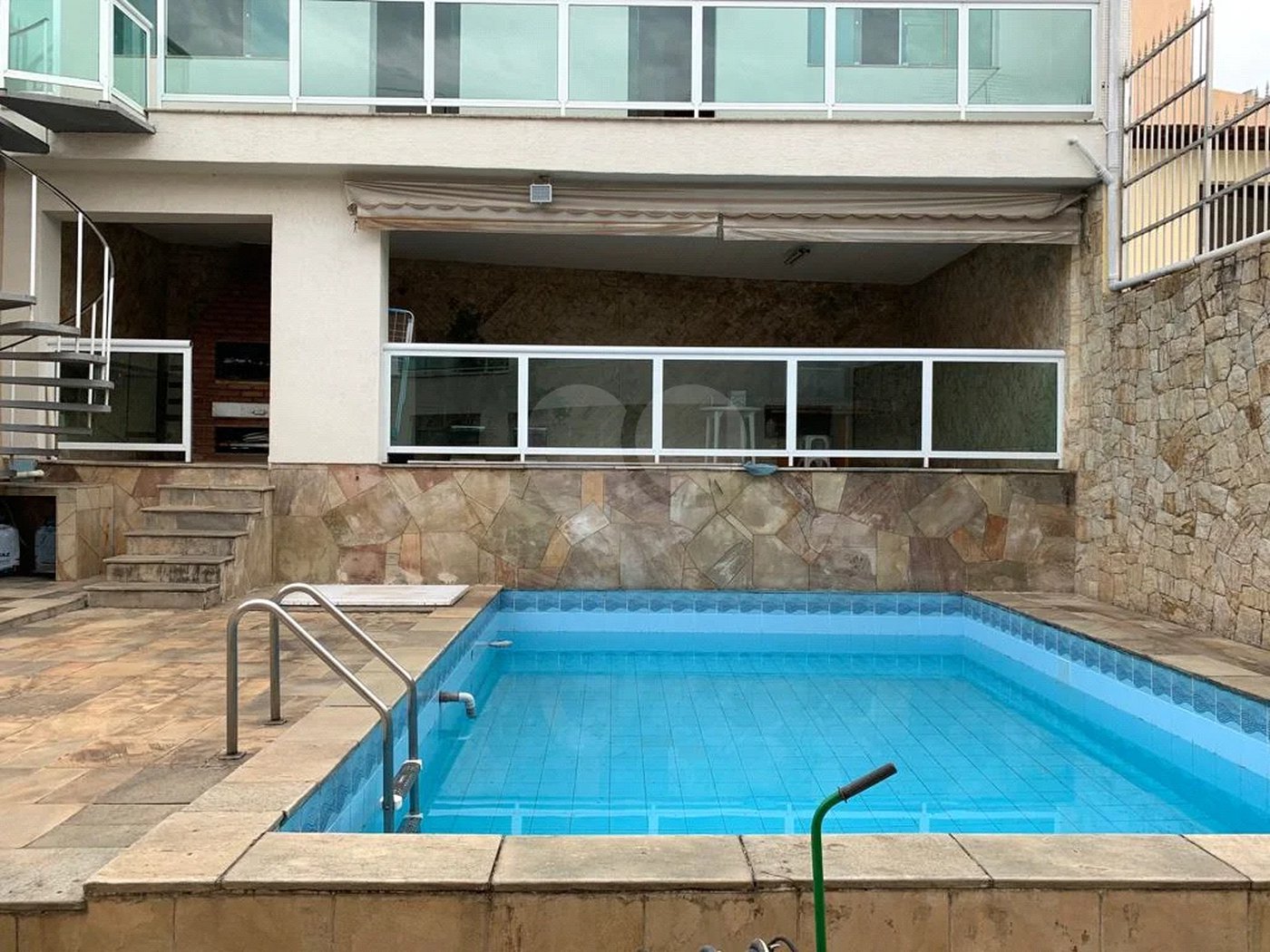 Excelente sobrado com piscina e churrasqueira